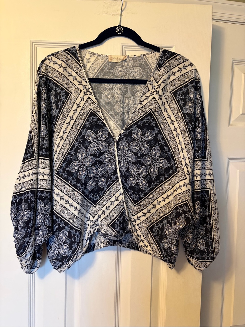 Altar'd State Navy and White Paisley V-Neck 3/4 Sleeve Blouse Size M